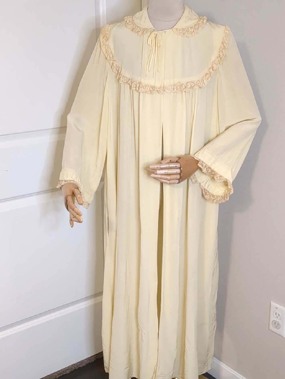 Vintage 1940s I. Magnin Women's Robe Pegnoir Lace Creamy Ivory - For Display